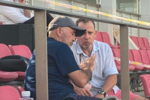 国青主帅久尔杰维奇来到现场，关注明日之星冠军杯上海vs河床