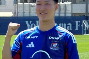 16岁4个月零5天的横滨水手中场三井寺真，成为J1揭幕战最年轻首发