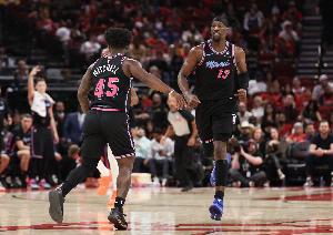 小米切尔：阿德巴约能从1号位防到5号位 他防守本领全面