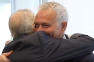笑容满面！皇马官方：在董事会会议室完成穆帅亮相仪式，签约三年