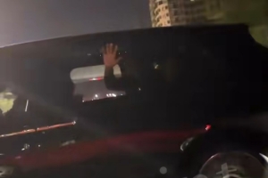 得注意安全！球迷一路追车狂喊追梦 追梦摇下车窗和球迷打招呼